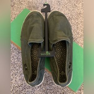 Sanuk women’s slip on sz 9.5